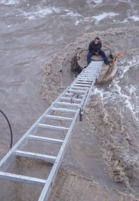 إنقاذ شخص من داخل سيل الزرقاء(صور)