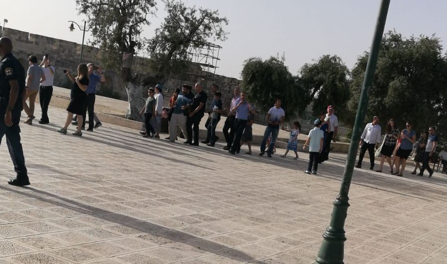 مستوطنون متطرفون يقتحمون باحات الأقصى المبارك