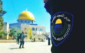 الاحتلال الإسرائيلي يُبعد 4 من حراس الأقصى عن مكان عملهم