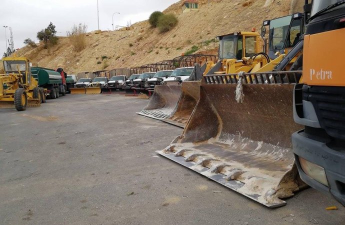 تأهبا للثلوج.. كاسحات ولودرات في سلطة البترا