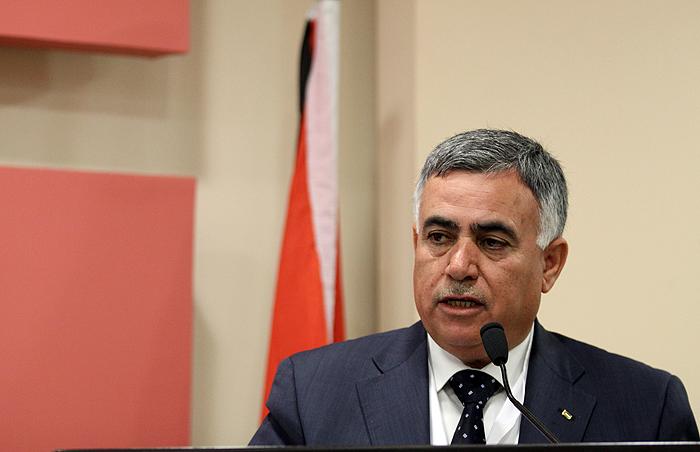 وزير فلسطيني "يخوّن" ناشطين ومطالبات بـ"إقالة الحكومة"