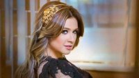 ياسمين عبد العزبز تعانق هذا الفنان ويثيران الجدل.. شاهد