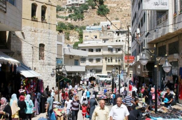 اهالي معان يشتكون من مبيت الشاحنات في الأحياء