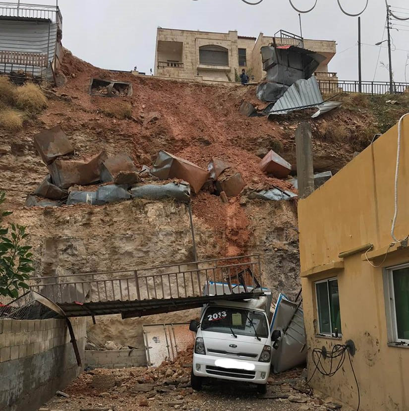 بعد انهيارات وخسائر.. دراسة لانشاء جدار استنادي في "طارق"