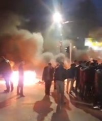 بالفيديو والصور .. شغب في اربد بعد توقيف متهم بقضية الدخان
