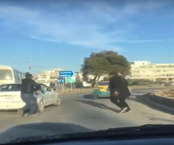 شاهد .. مسلح يهاجم سائق تاكسي بكلاشنكوف في عمان