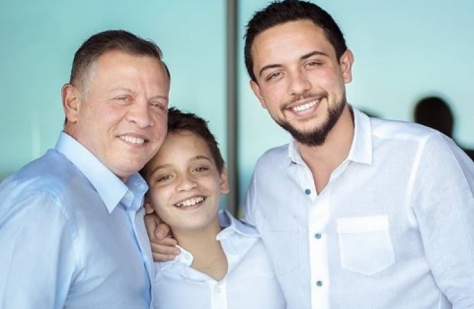 ولي العهد يهنئ الملك والأمير هاشم بعيد ميلادهما