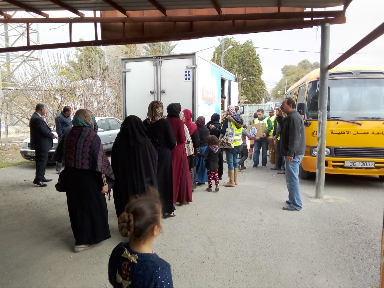 عمان الاهلية توزع "الطرود الغذائية والحرامات" في الأغوار