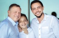 ولي العهد يهنئ الملك والأمير هاشم بعيد ميلادهما
