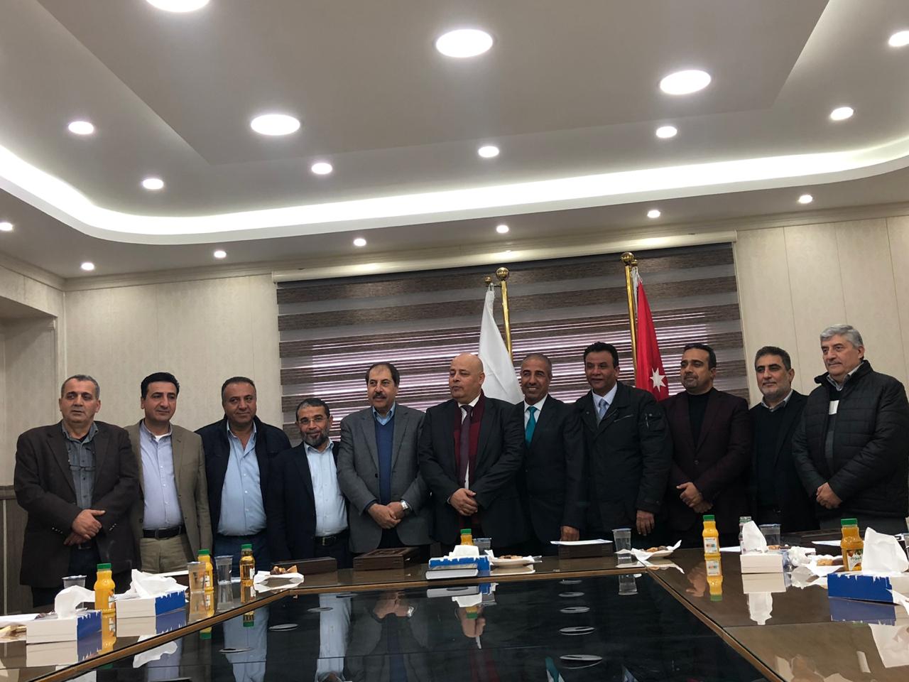 النقيب احمد اليعقوب يكرم لجنة الطرق لجهودها في طريق البحر الميت