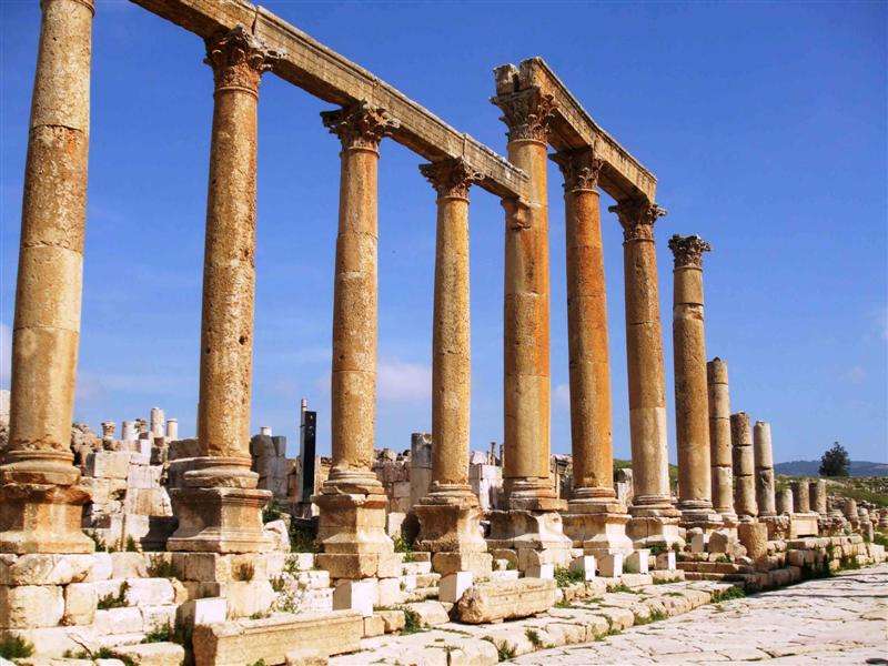 العثور على قطع أثرية مزخرفة لعمود كورنثي في جرش