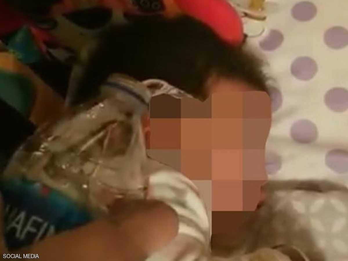 حاولت إغراق رضيعتها.. ثم نشرت المقطع "الصادم" (صور)