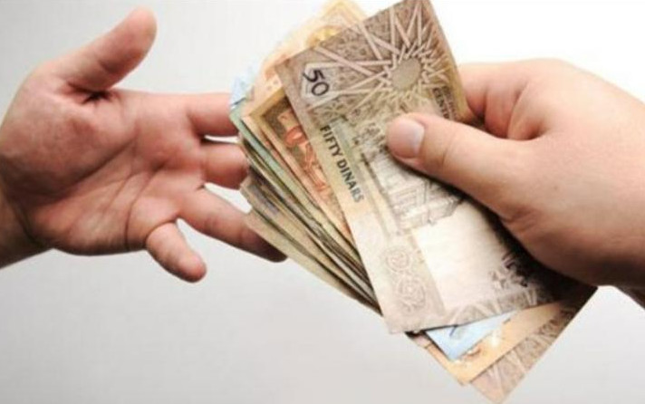 وزير العمل : تأخير الرواتب مخالف للقانون