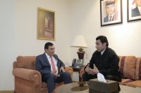 بالصور .. الطراونة يلتقي الشاب الذي اقتحم مجلس النواب