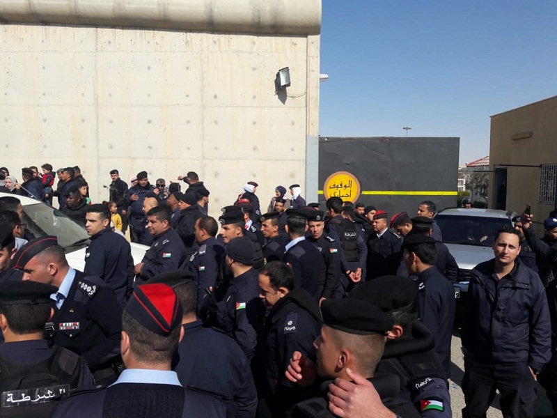 فيديو وصور ..سجناء يغادرون مراكز الإصلاح