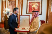ملك البحرين يمنح وسام النهضة لـ"ولي العهد"
