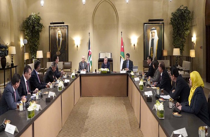 الملك يؤكد أهمية تعزيز ثقة المواطنين بالحكومة والبرلمان
