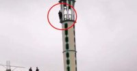 شاب يهدد بالانتحار عن مئذنة بالهاشمية(صور)