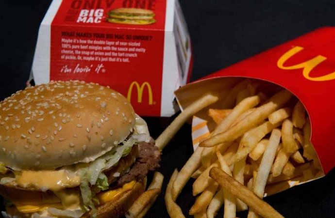 بسبب خطأ في الوجبة.. اتصل بالشرطة ثم بصق في وجههم