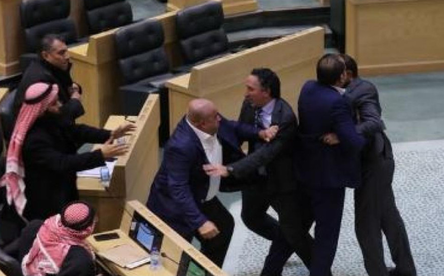 نائب يطالب بالسماح للمشاجرات في ساحة المجلس