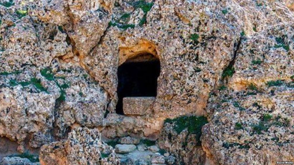 الجيش يأوي عائلة أردنية كانت تعيش في مغارة بدير علا