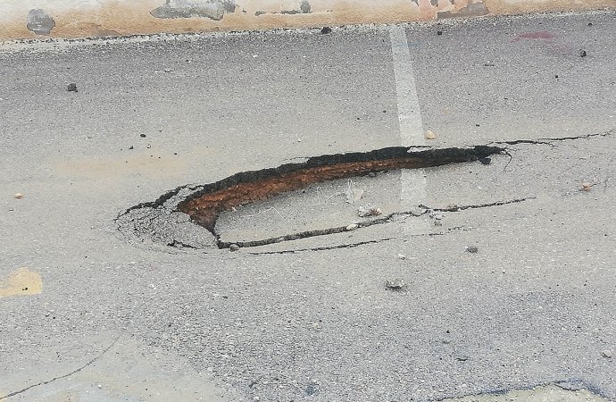 البادية : طلاب مدرسة يعانون من تصدعات في ساحتها