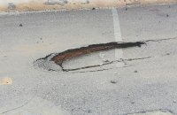 البادية : طلاب مدرسة يعانون من تصدعات في ساحتها
