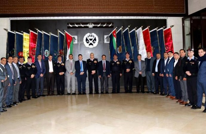 الحمود يكرم عددا من مرتبات الامن
