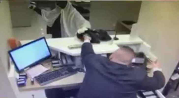 "الامن" القبض على سالب بنك في ماحص 