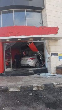 مركبة تخترق احدى المطاعم بخلدا واضرار مادية..صور