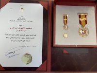 الرئيس عباس يمنح الدبلوماسي الاردني نزار القيسي وسام الانجاز