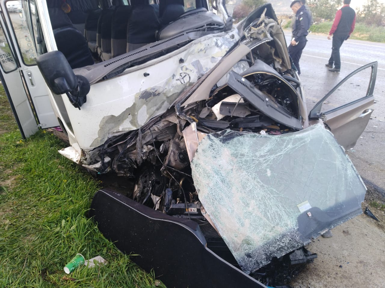وفاة و20 إصابة بحادث باص عمومي ومركبه في الحمر