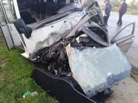 وفاة و20 إصابة بحادث باص عمومي ومركبه في الحمر