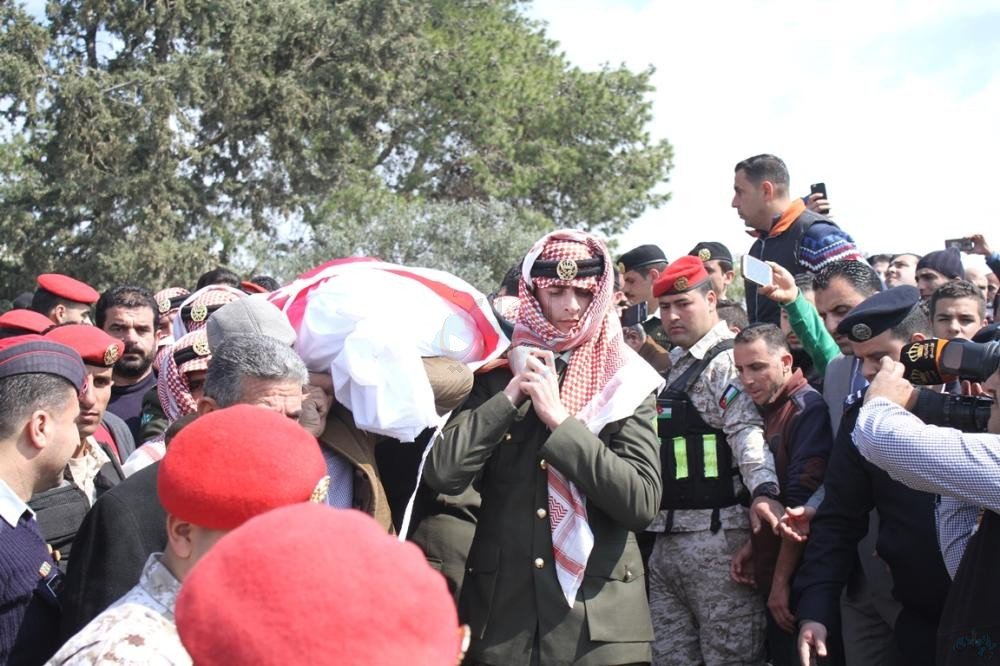 بالفيديو والصور  .. الاردنيون يشيعون جثمان الشهيد الذيب