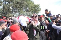 بالفيديو والصور  .. الاردنيون يشيعون جثمان الشهيد الذيب