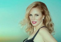 بالصور ..  فنانات أثرن الجدل بفساتين "ملط"