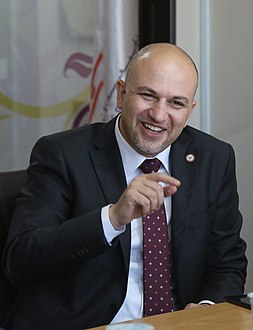 وزير الاتصالات للنائب النعيمات: انت بدور على واسطة