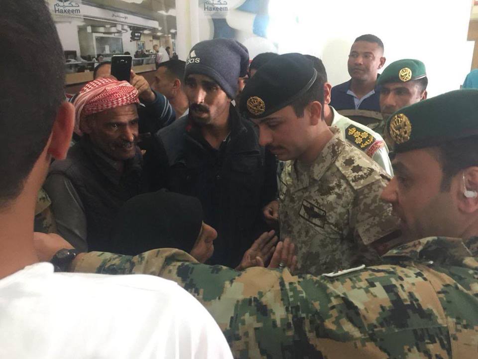 بالصور والفيديو .. نائب الملك يقوم بزيارة مفاجئة الى مستشفى الأمير هاشم في العقبة