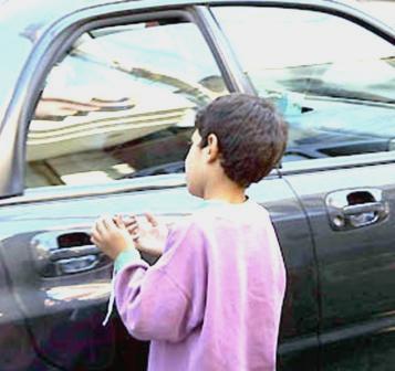"التنمية" ضبط ابا يستغل ابنه للتسول بطريقة مبتكرة