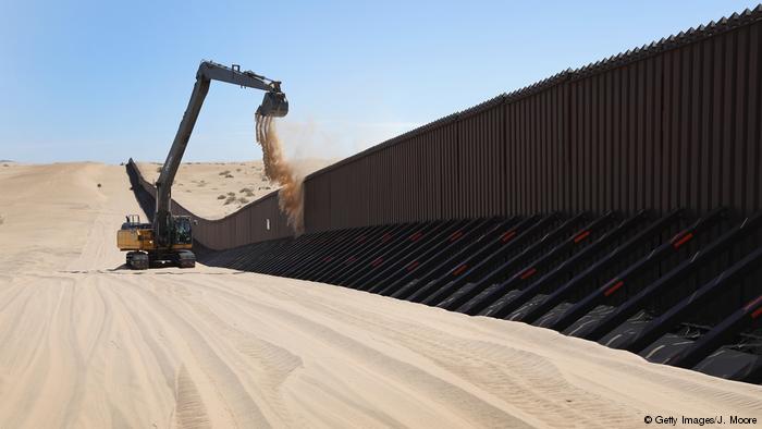 بالتصويت النهائي.. مجلس الشيوخ يرفض تمويل جدار ترامب في المكسيك 