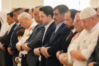 الامير الحسين يؤدي صلاة الجمعة في العقبة