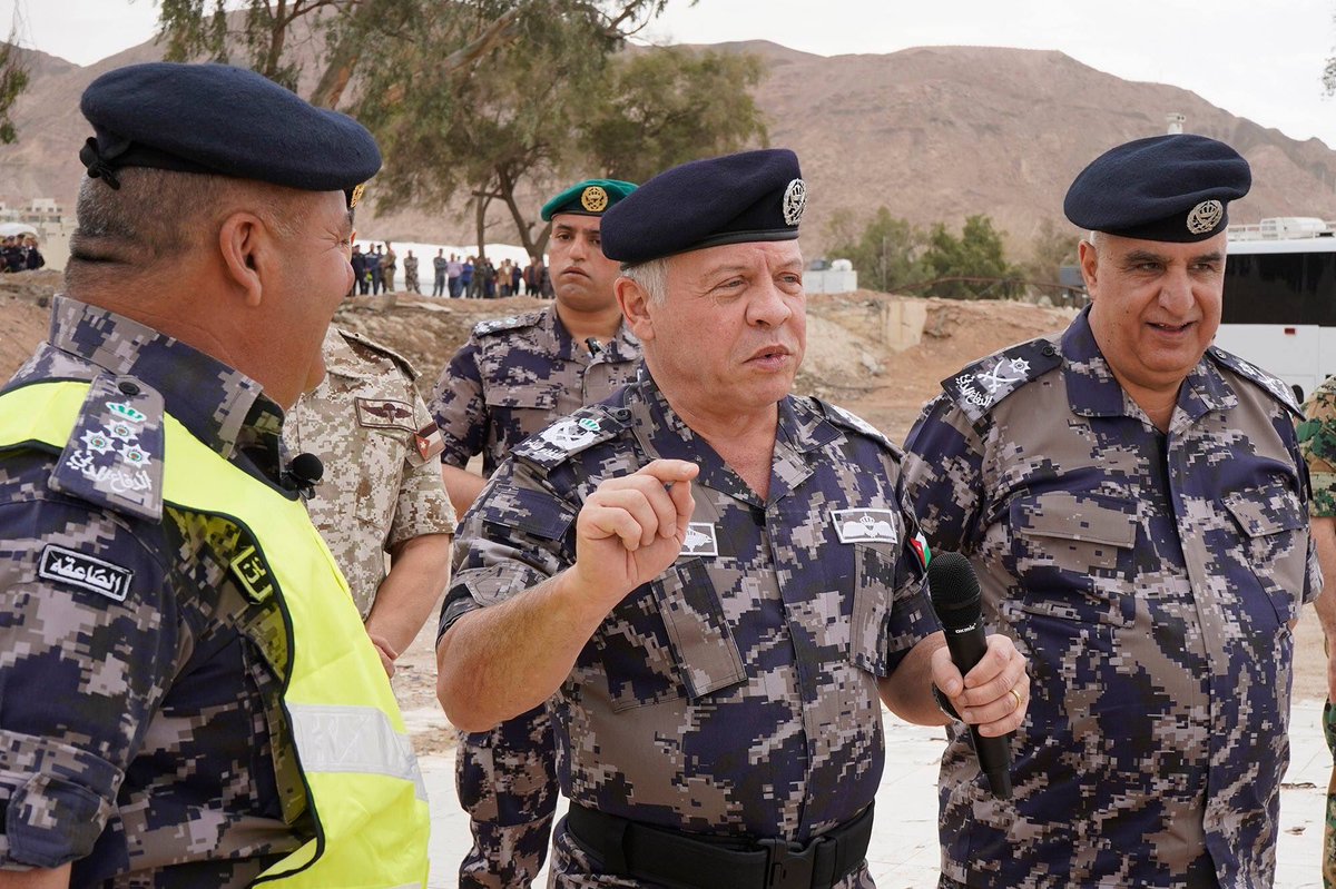 الملك يتابع تمرينا تعبويا نفذه "الدفاع المدني" في العقبة (صور)