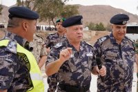 الملك يتابع تمرينا تعبويا نفذه "الدفاع المدني" في العقبة (صور)