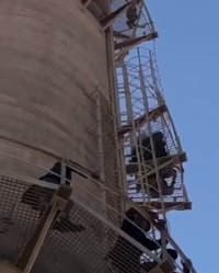 شاهد .. 15 شاب يصعدون على مداخن الفوسفات ويهددون بالانتحار
