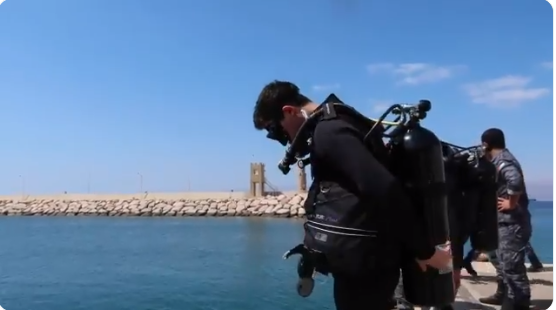 ولي العهد ينهي دورة الغطس وقيادة القوارب..فيديو
