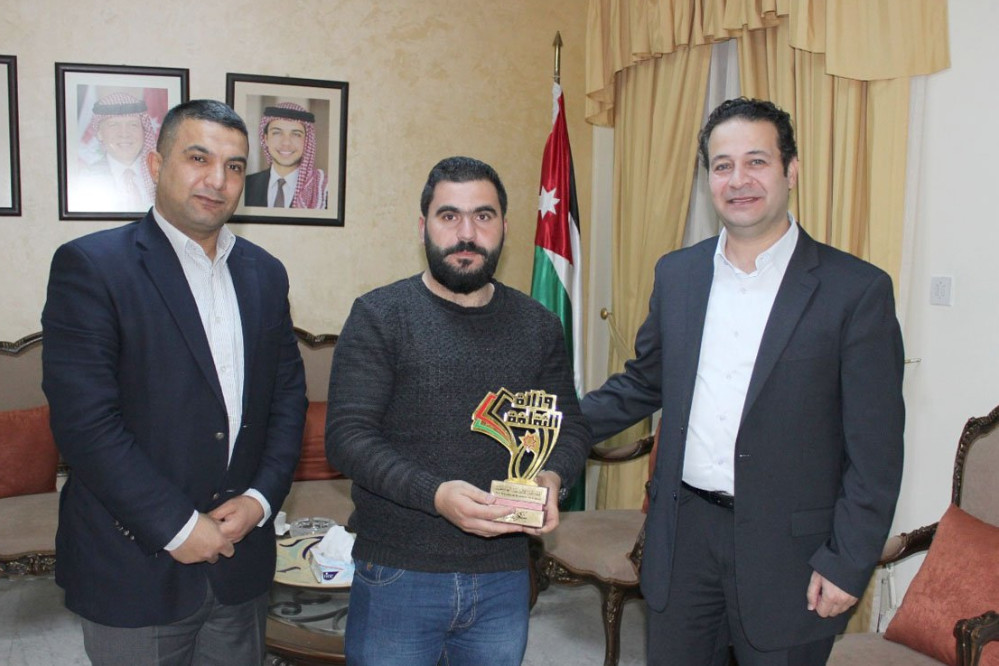 "الثقافة" تكرم الشاب أبو رمان الفائز بجائزة مؤسسة ولي العهد البريطاني