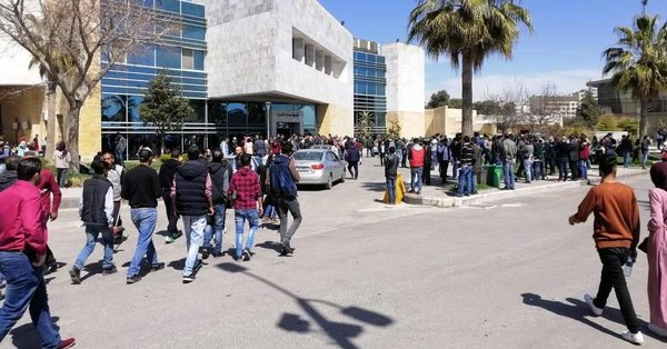 المئات يتقدمون بطلبات توظيف في معرض عمل