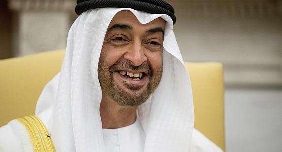 بالفيديو .. إعلامي إماراتي يقبل حذاء ابن زايد على الهواء