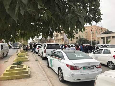 بالصور .. البحارة يحتجون أمام متصرفية الرمثا