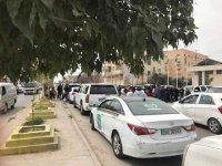 بالصور .. البحارة يحتجون أمام متصرفية الرمثا
